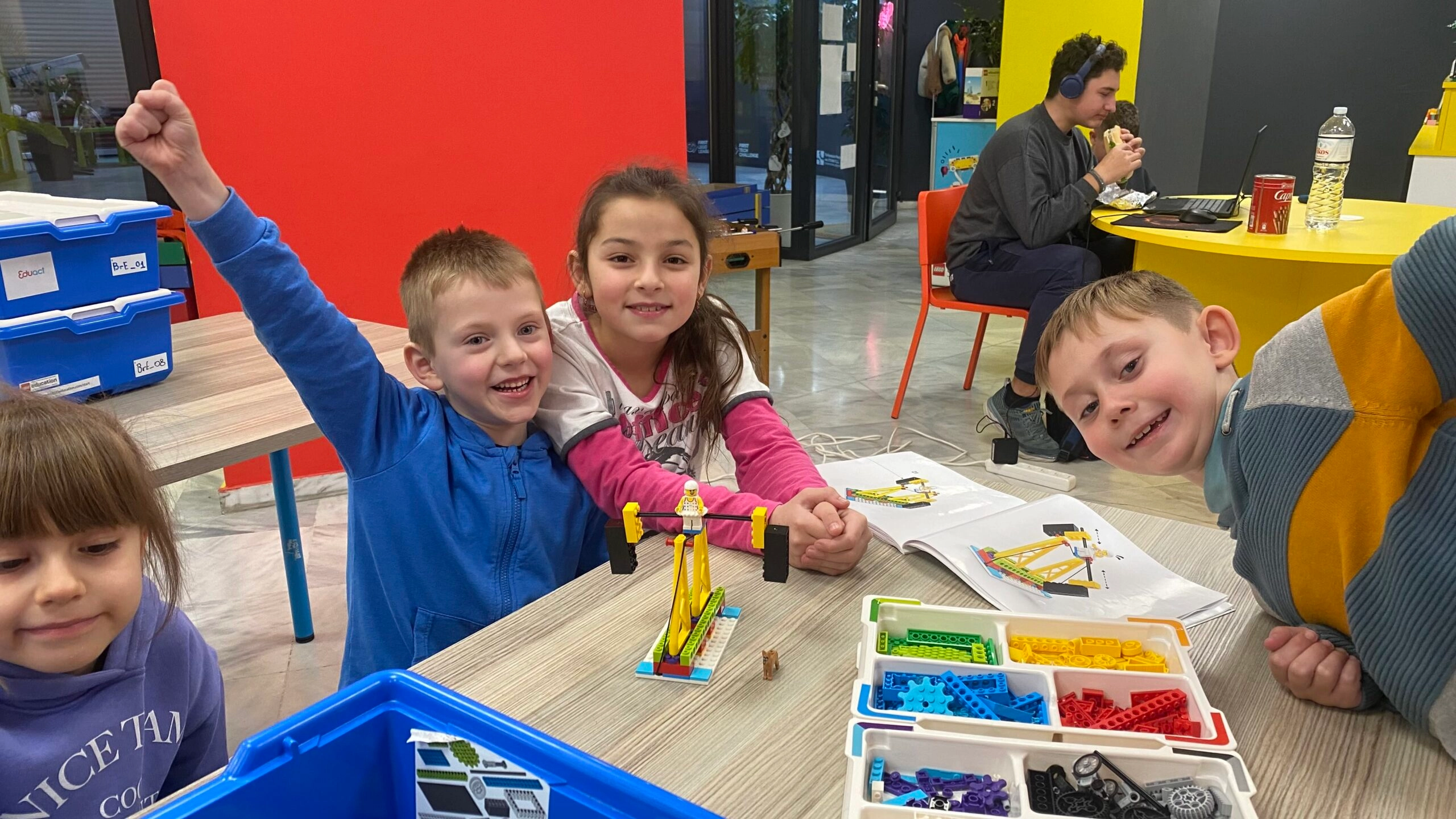 Παιδιά διασκεδάζουν σε δραστηρίοτητες του προγράμματος Greatest Of All Time